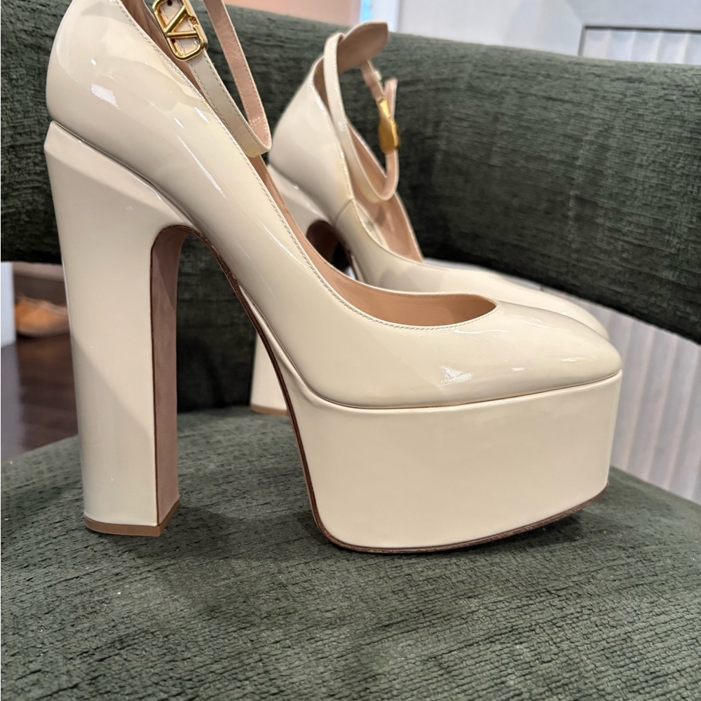 Valentino Garavani Tan-Go patent leather pumps